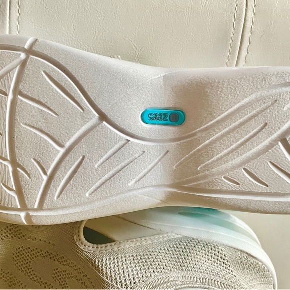 NWT B Zees walking shoes - Picture 2 of 6